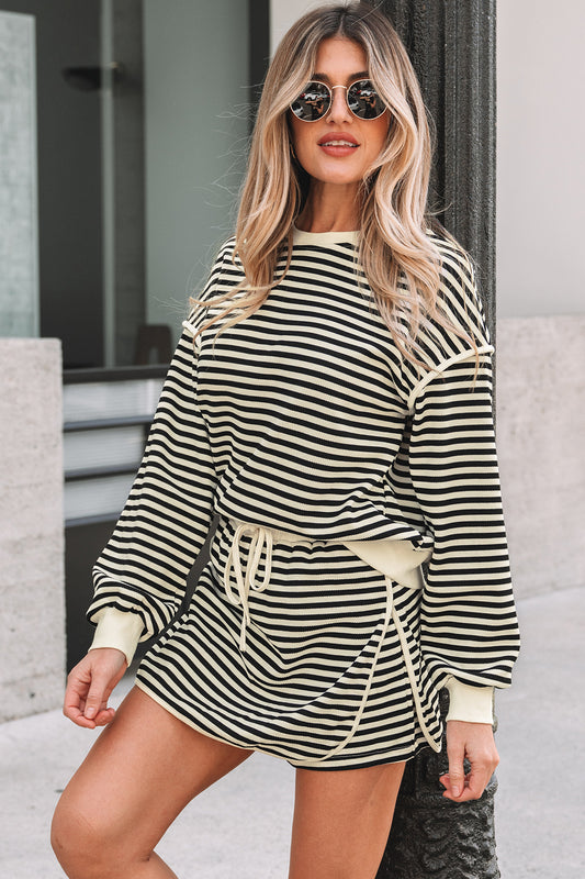 Ensemble pull texture raye & mini jupe - look coordonne